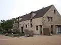 Le bâtiment côté ouest de la cour, face à l'entrée.