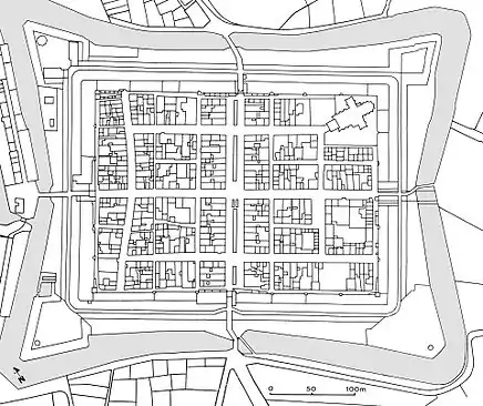 Plan d'Elburg aux Pays-Bas, basé sur le plan cadastral de 1830. Elburg a été fondée en 1392 par Arent toe Boecop, intendant du duc de Gelre. Arent semble avoir agi en tant qu'entrepreneur privé. Il avait acheté un terrain à côté de la ville existante, et il obtint de son seigneur la permission d'agrandir et de reconstruire la ville et de réinstaller la population des environs, en vendant les terrains aux colons. La disposition très symétrique est centrée sur une rivière canalisée et une rue transversale. La symétrie est cependant perturbée par l'église dans le coin est et par la rue préexistante (la seule courbe dans toute la ville) du côté nord-ouest. Les bastions du coin et le large fossé extérieur ont été ajoutés à la fin du XVIe siècle.