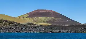 Vue du cône volcanique de l'Eldfell depuis l'entrée du port.