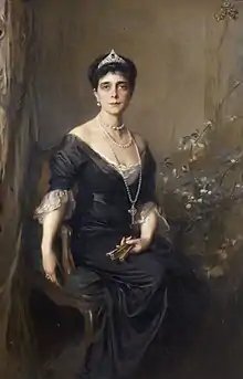 Portrait d'une femme portant une robe sombre et tenant dans sa main un éventail.
