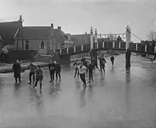 Un groupe de patineurs sous un pont.