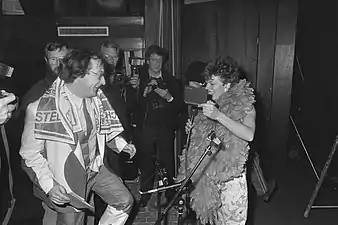 En 1987, avec Brigitte Kaandorp (nl) à Hindeloopen. Bob Bogaerts/Anefo
