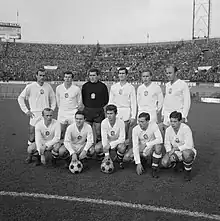 De face, onze joueurs de football posent sur une photographie en noir et blanc. Six sont debout, cinq, accroupis.