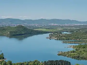 Réservoir d'Ullíbarri-Gamboa (es), vu depuis la sierra d'Elgea. En arrière-plan, la ville de Vitoria-Gasteiz