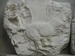 Partie de frise représentant deux personnages sur un char tiré par deux chevaux