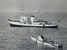 Photographie noir et blanc de l'aviso Élie-Monnier, avec le FNRS3 au premier plan.