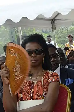 Photo où Elisabeth Medou Badang, Directrice Générale d’Orange Cameroun, sponsor officiel des Lionnes indomptables encourage et remercie l’équipe féminine de football pour leur restation durant  la Coupe d’Afrique des nations (CAN) qui s’est déroulée du 16 novembre au 03 décembre dernier au Cameroun