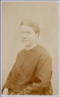 Ancienne photo monochrome d'une femme en tenue très simple de captive