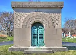 La Carrie Eliza Getty Tomb par Louis Sullivan est classée Chicago Landmark.