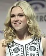 Eliza Taylor-Cotter interprète Clarke.