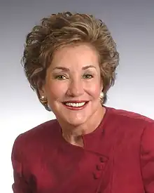 Elizabeth Dole, ancienne secrétaire aux Transports sous le gouvernement de Ronald Reagan, secrétaire au Travail sous le gouvernement de Bush Sr., épouse de l'ancien sénateur et candidat républicain à l'élection présidentielle de 1996, Bob Dole