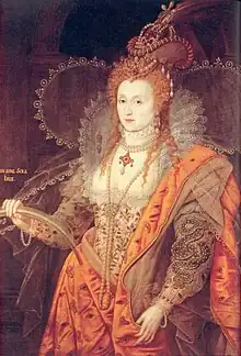 Élisabeth Ire paraissant jeune avec la peau très blanche porte une robe orange avec un large décolleté.