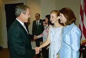 Elizabeth Smart (au centre) accueillie par le président américain George W. Bush lors de la signature du PROTECT Act of 2003 le 30 avril 2003.