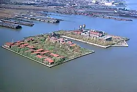 Vue aérienne d'Ellis Island, photo prise avant 1976.