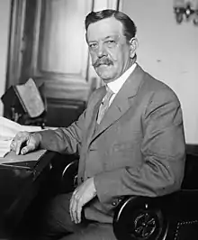 Photographie noir et blanc du buste gauche du sénateur Ellison D. Smith.