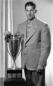 Elmer Lach et le trophée Hart en 1945