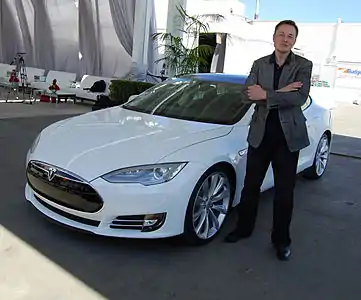 Elon Musk devant une Tesla Model S en 2011.