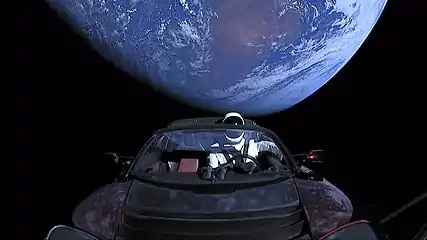 La charge utile, une Tesla Roadster, placée sur une orbite héliocentrique.
