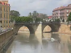 Le fleuve en basses eaux au Pont de los Peligros à Murcie.