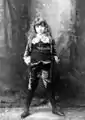 Elsie Leslie dans le rôle du Petit Lord Fauntleroy (1888), photographié par Napoléon Sarony.