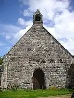 Chapelle Saint-Clémentet sa croix monolithe sur le placître