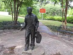 Statue d'Elvis à 13 ans, avec sa première guitare.