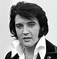 Elvis Presley (08/01/1935-16/08/1977), chanteur américain, avait un frère jumeau mort-né, Jesse Garon Presley.