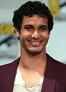 Elyes Gabel dans le rôle de Walter O'Brien