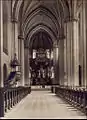 Intérieur de l'église au début du XXe siècle avec sa chaire et ses bancs.