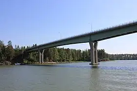 Pont reliant l'île au continent.