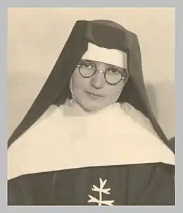 Photo monochrome d'un religieuse jeune, avec lunettes