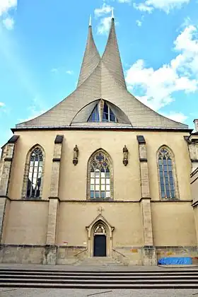 Façade d'une église gothique mais à deux clochers moderne