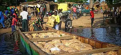 Chargement d'une pirogue.