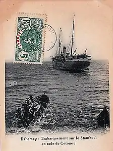 Embarquement sur le Stamboul en rade de Cotonou vers 1910.