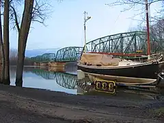 Vieux pont de fer sur le Chemin du Roy (Route 138), voilier sur son ber