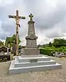 Le monument aux morts, devant un calvaire.