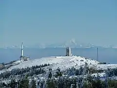 L'émetteur du mont Pilat en hiver, avec la vue sur le Mont Blanc