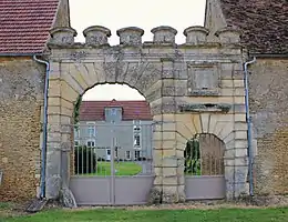 Le portail de la ferme du château.