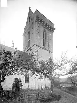 L'ancien clocher de l'église détruite en 1944.
