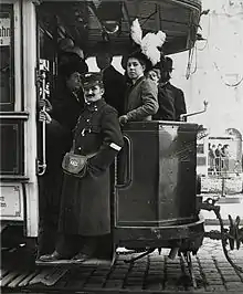 Plate-forme arrière d’un tramway viennois, photographiée par Emil Mayer entre 1905 et 1914.