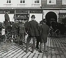 Station de calèches sur la Stephanplatz, photographiée par Emil Mayer entre 1905 et 1914.