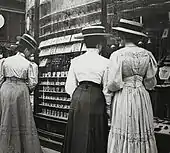 Entre 1905 et 1914, femmes contemplant la devanture de la bijouterie Brüder Frères, au no 7 du Graben à Vienne, (scène photographiée par Emil Mayer).