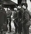 Des membres d'un régiment de hussards au Prater de Vienne en Autriche, photographiés par Emil Mayer entre 1905 et 1914.