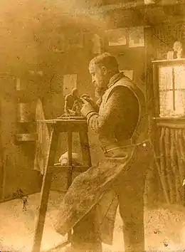 Émile Fernand-Dubois dans son atelier.