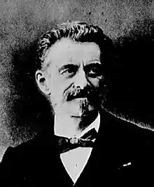 Photographie en noir et blanc représentant le portrait d'Émile Keller en costume.