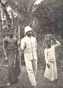 Émile Laurent dans la nature au Congo, en compagnie de deux congolais