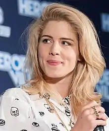 Emily Bett Rickards interprète Felicity Smoak / Overwatch.