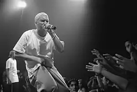 Photographie d'Eminem en concert en 1999.