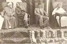 De gauche à droite, Cheikh Mohammed Abu al-Assad al-Alem, mufti de Tripoli, le gouverneur britannique de Homs, Bashir al-Saadawi, le président du parti Mutamar et Idris al-Sanussi, émir de Cyrénaïque.