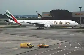 Un 777-300 d'Emirates au stationnement.